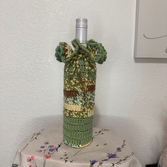 Handmade Crotchet Ruffled Wine Bottle Holder with Drawstring - Picture 1 of 8